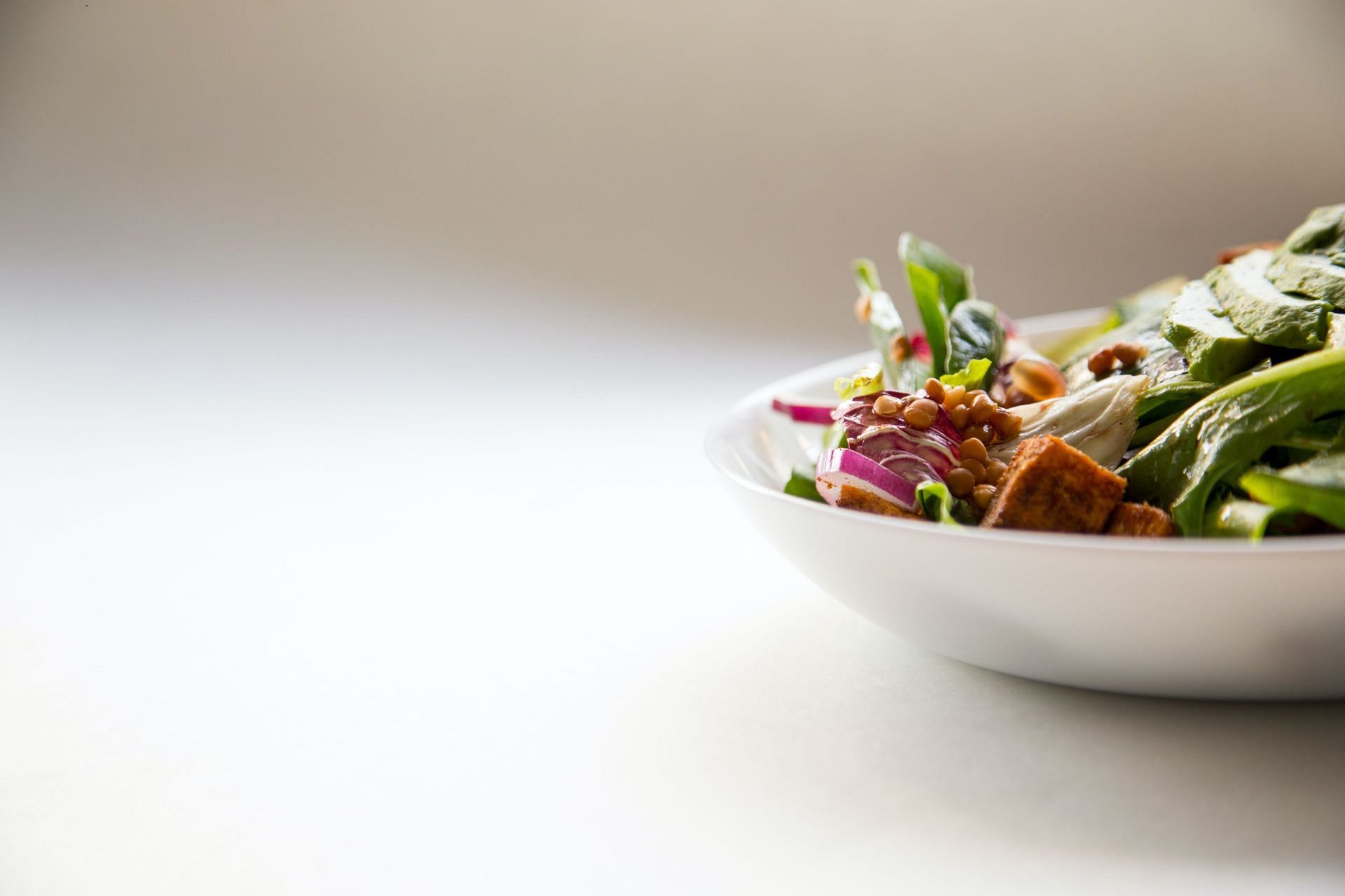 Foods that help quit smoking (Image via Unsplash/Hermes Rivera)